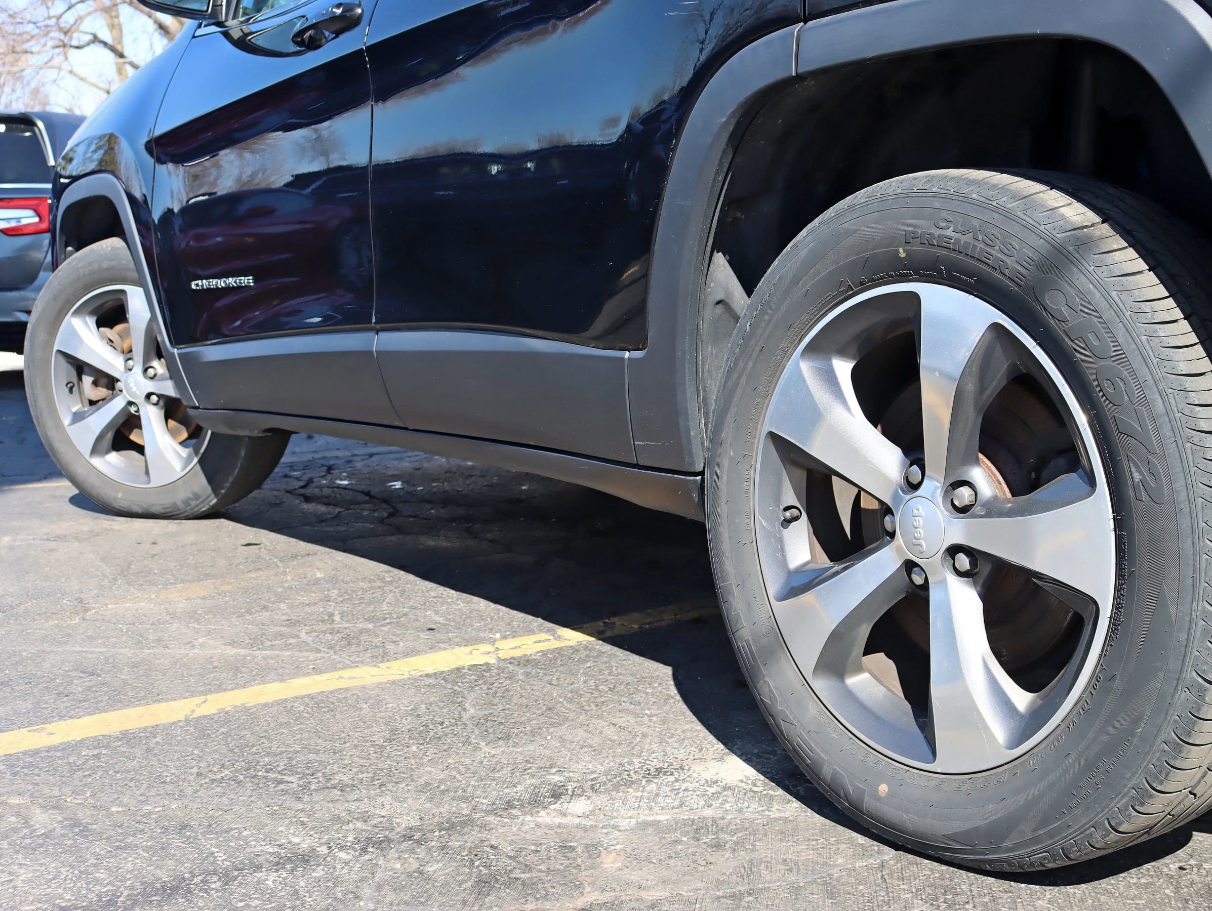 Used 2019 Jeep Cherokee Limited image 14