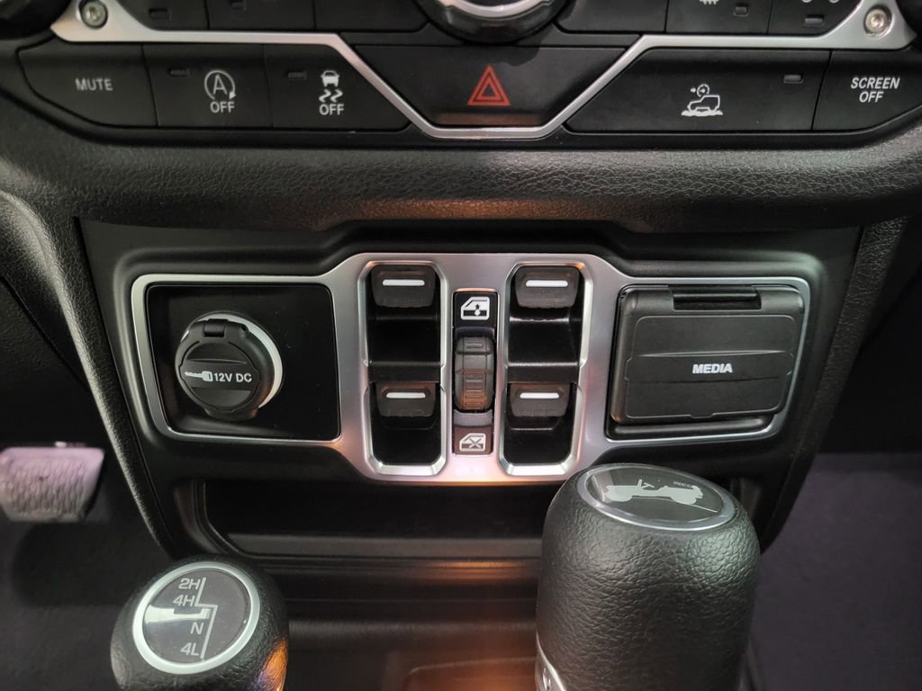 Used 2025 Jeep Wrangler Sport S image 34