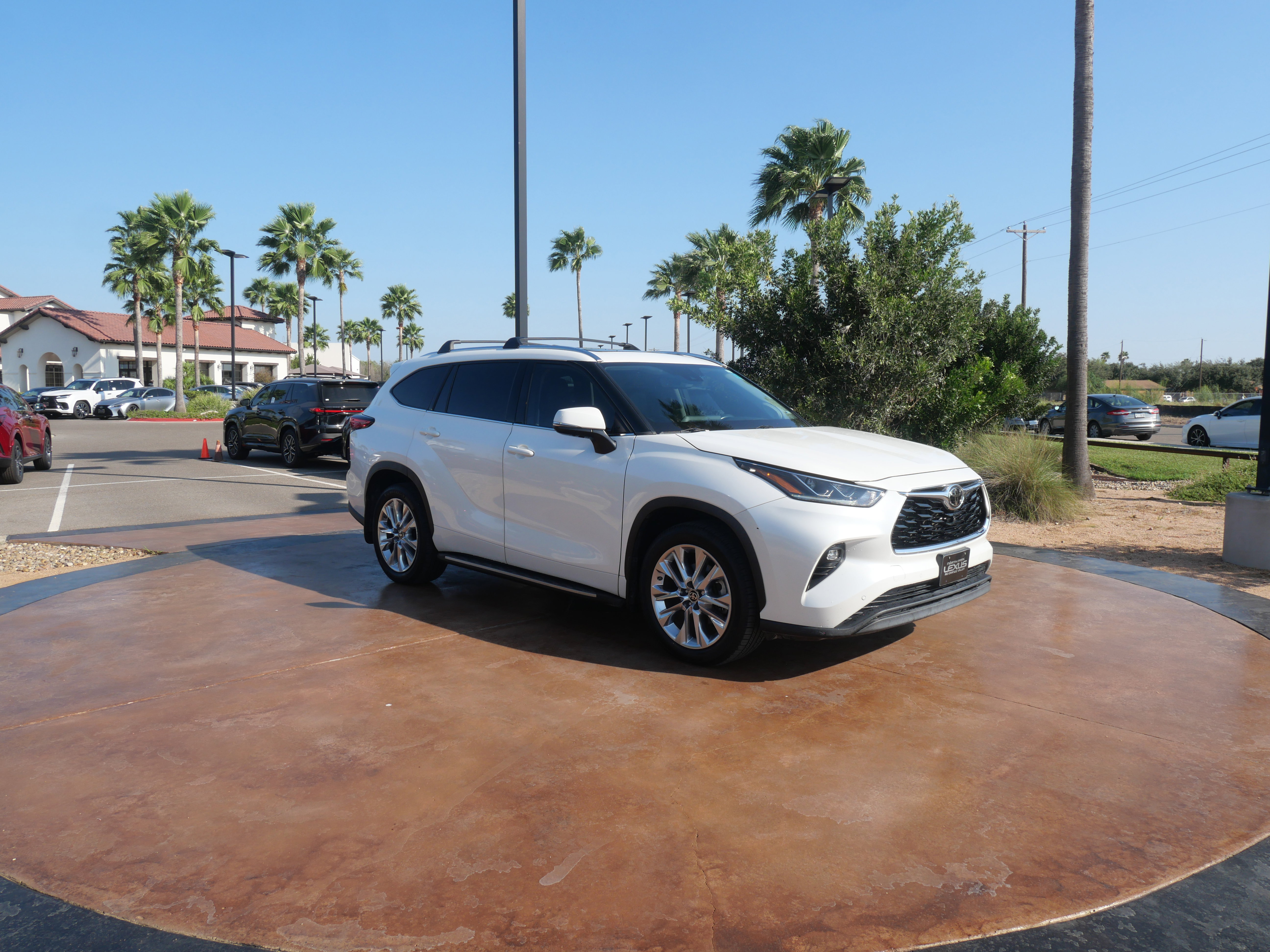 Used 2021 Toyota Highlander Limited image 1