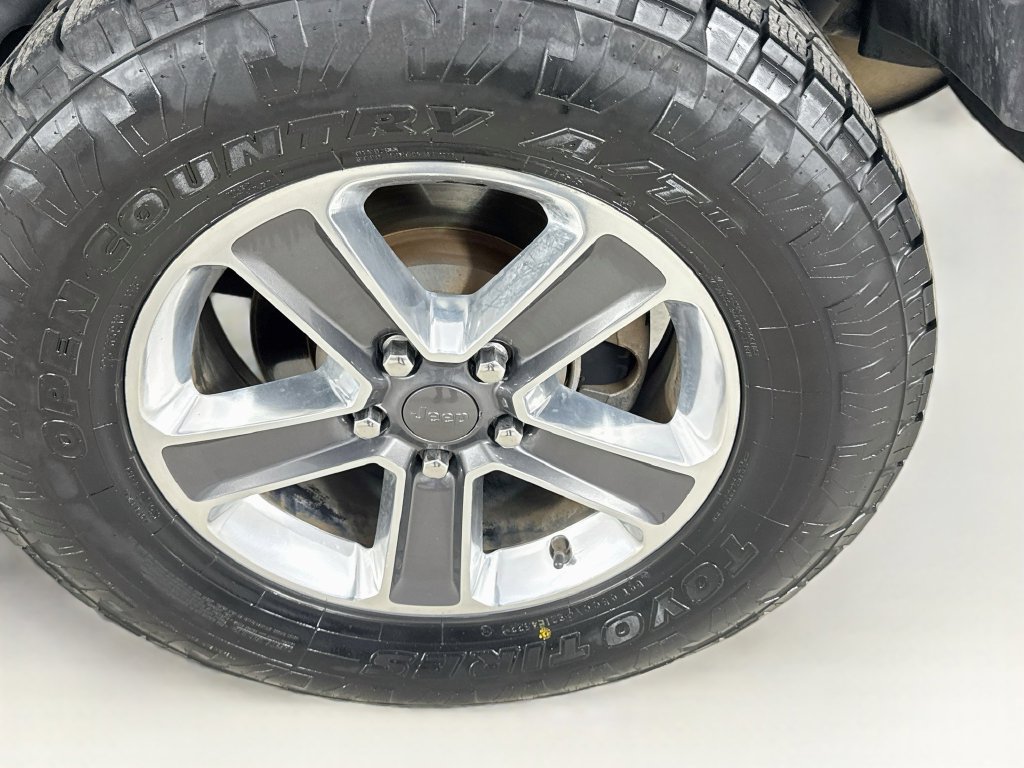 Used 2018 Jeep Wrangler Unlimited Sahara AWD/4WD image 39