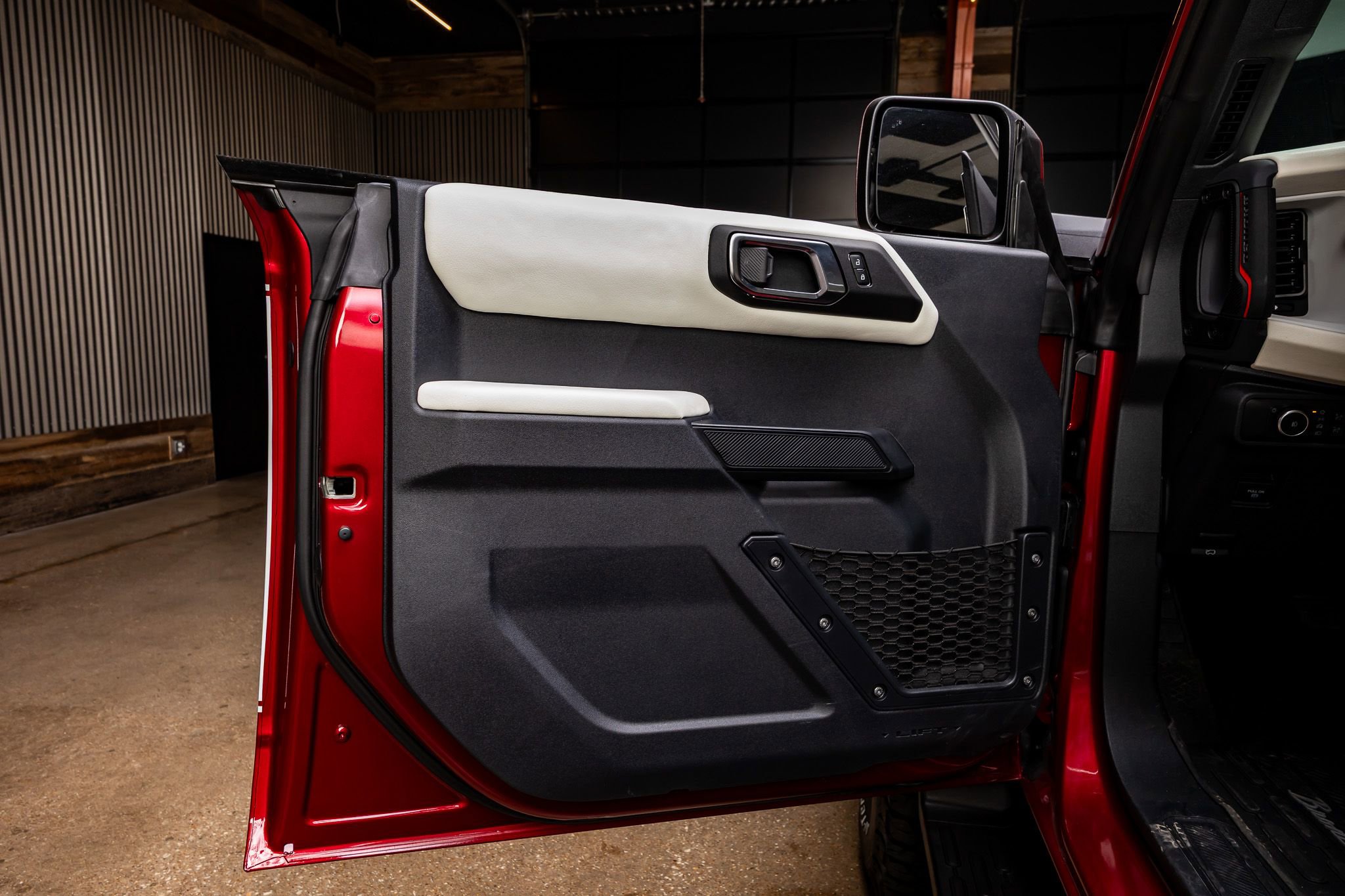 Used 2025 Ford Bronco Heritage Edition AWD/4WD image 35