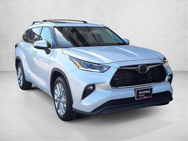Used 2023 Toyota Highlander Limited image 3