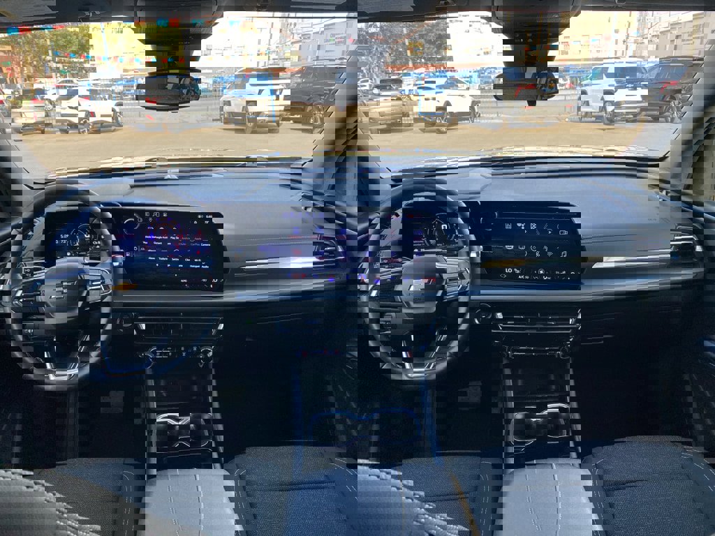 Used 2025 Chevrolet Traverse LT image 3