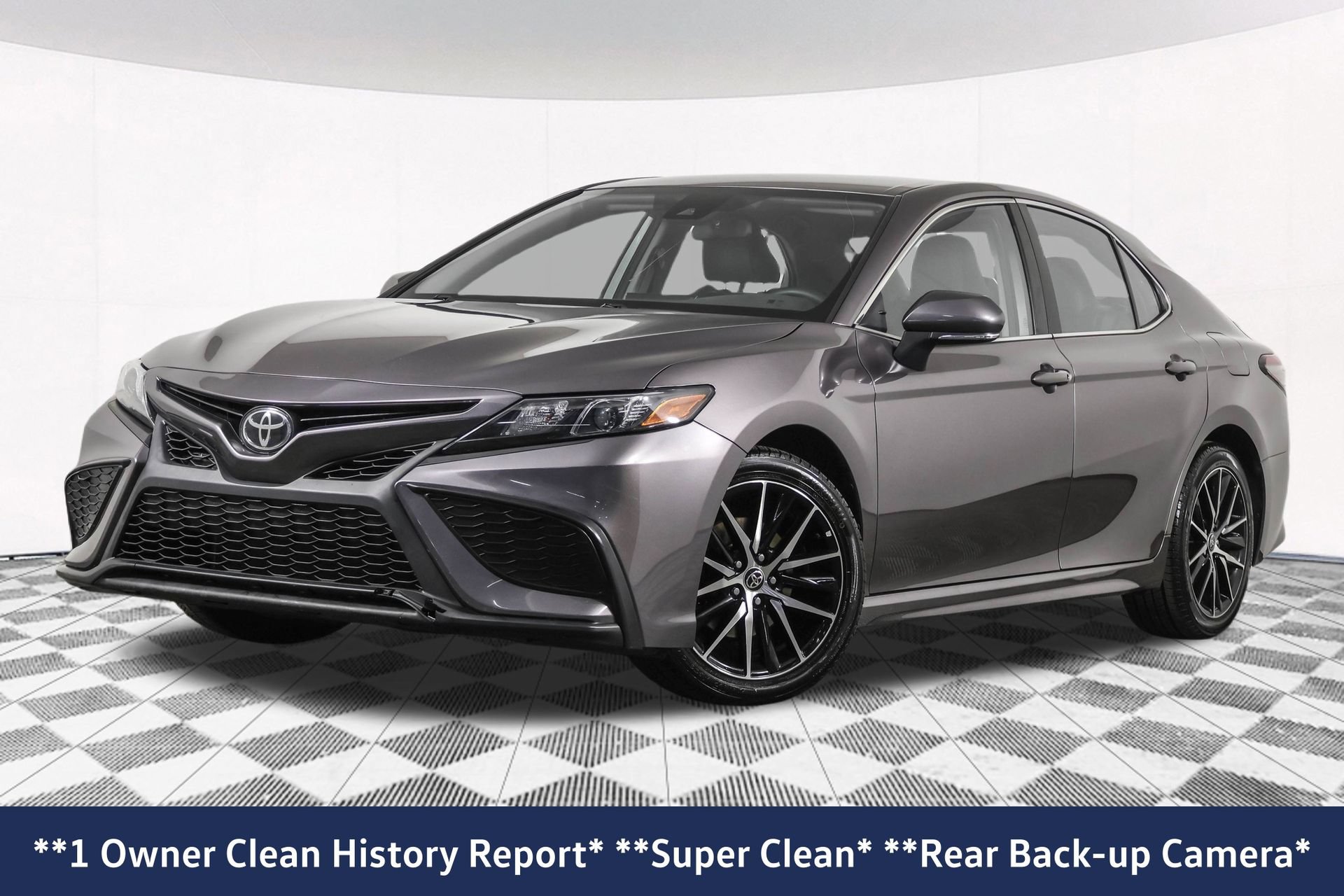 Used 2022 Toyota Camry SE FWD image 2