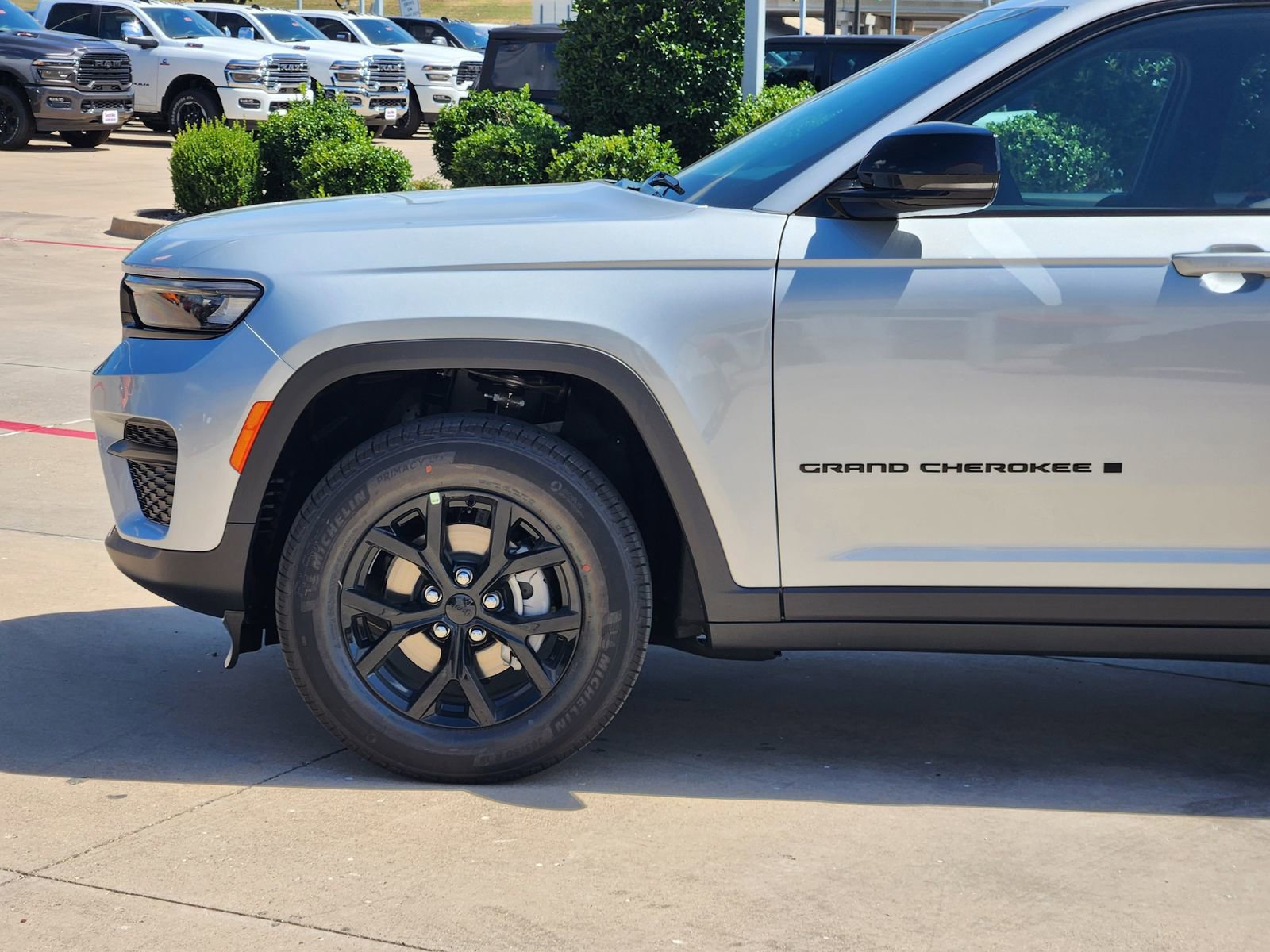 New 2025 Jeep Grand Cherokee Altitude image 7