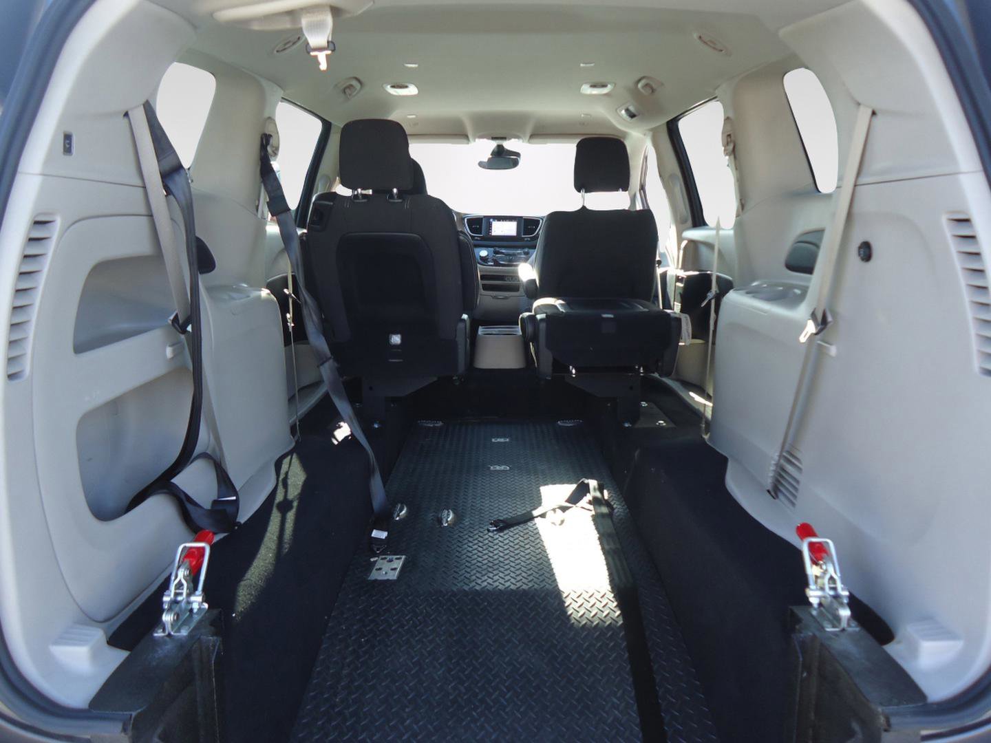 Used 2023 Chrysler Voyager LX image 32