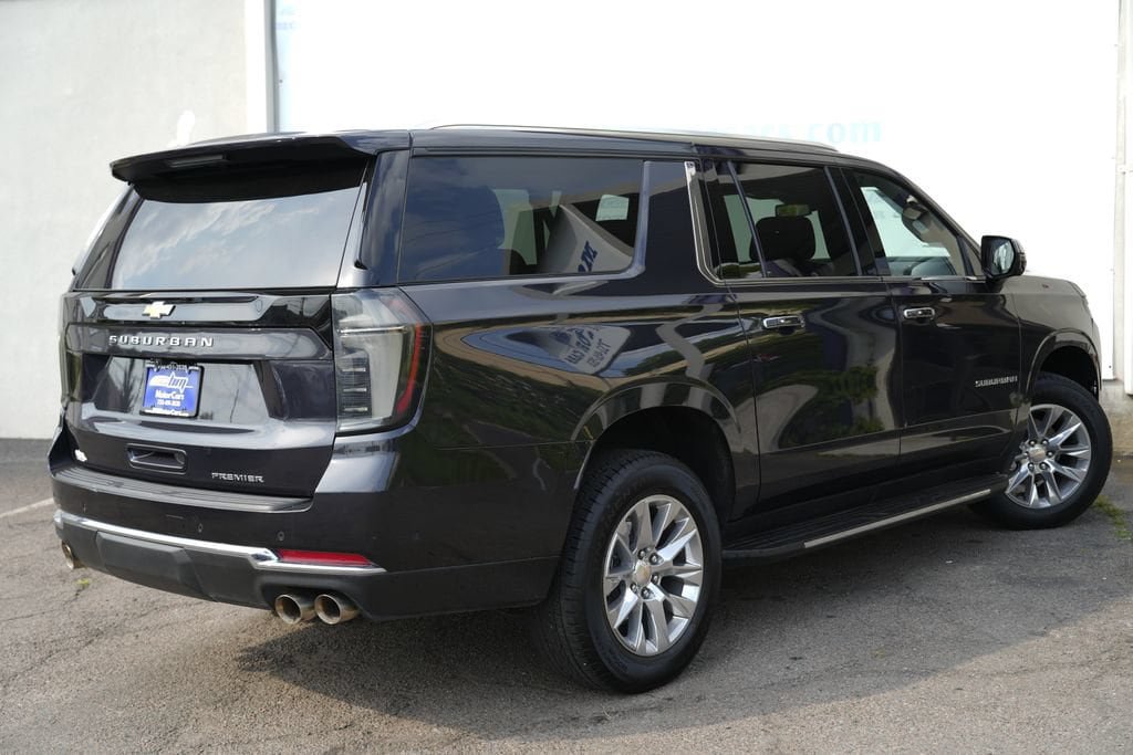 Used 2025 Chevrolet Suburban Premier AWD/4WD image 3