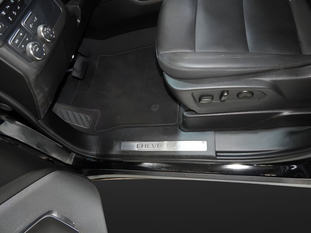 Used 2025 Chevrolet Suburban Z71 AWD/4WD image 14