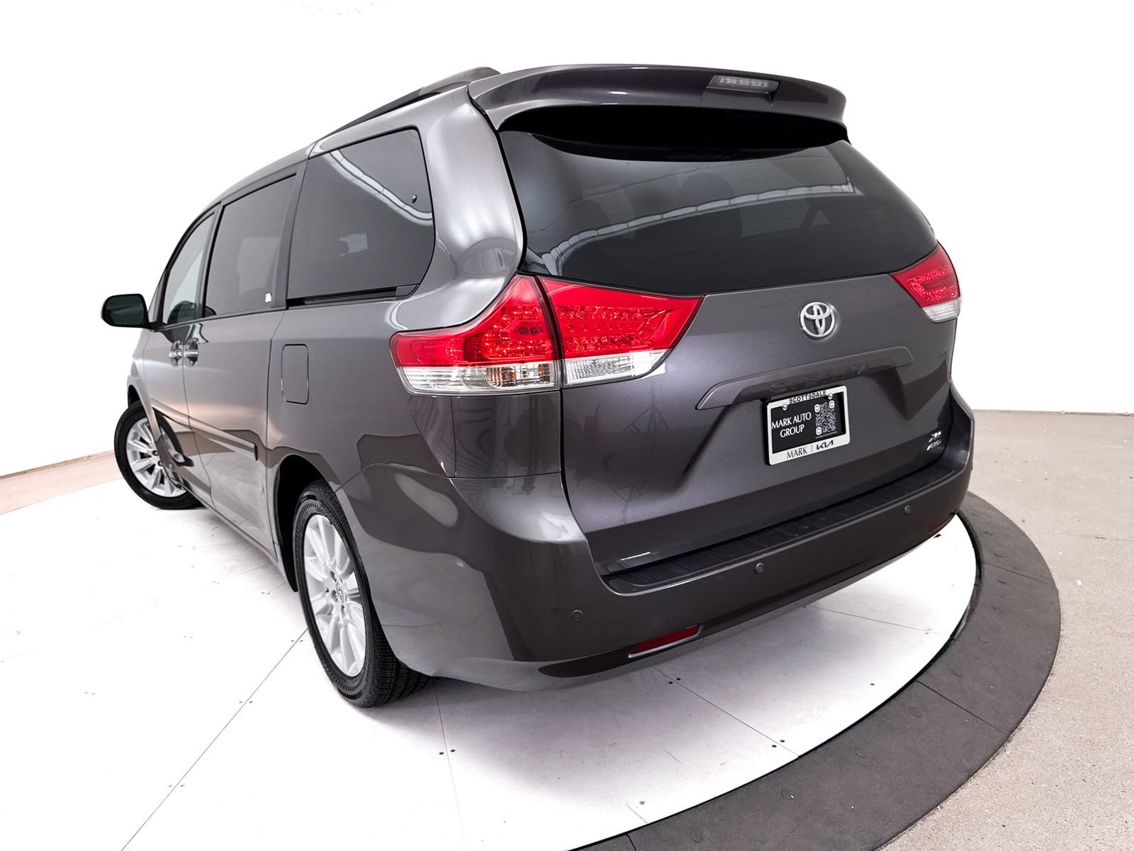Used 2014 Toyota Sienna XLE w/ XLE Premium Package AWD/4WD image 9