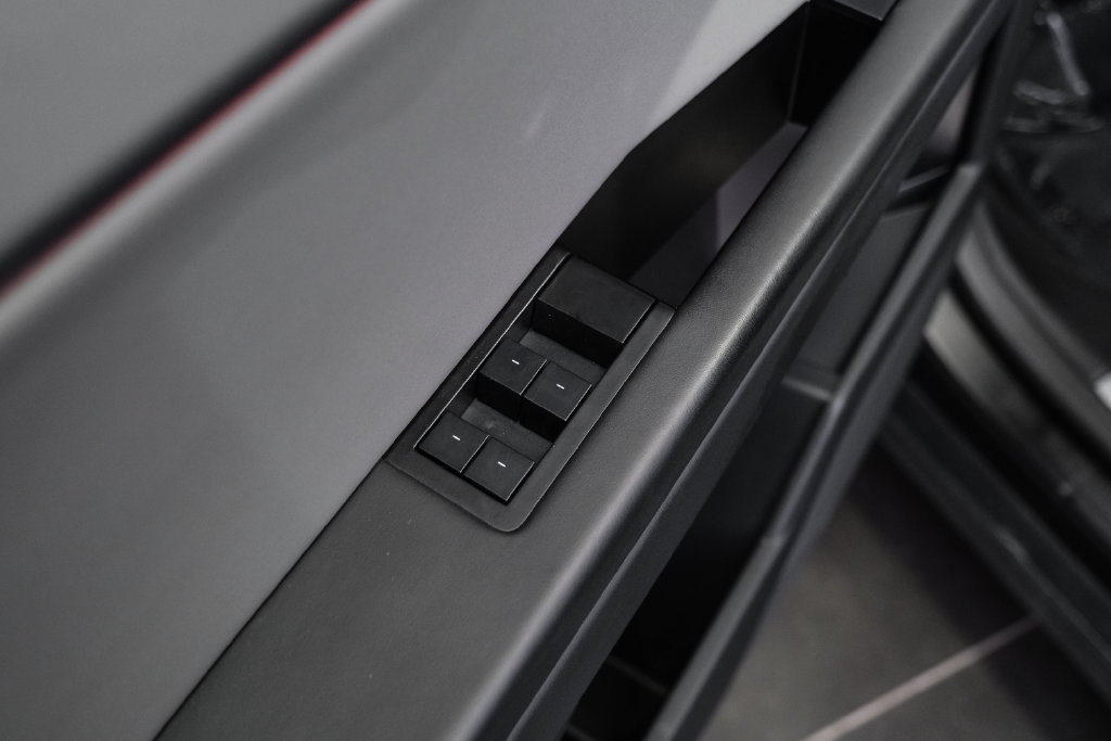 Used 2024 Tesla Cybertruck AWD Crew Cab image 40