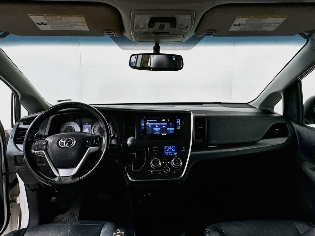 Used 2015 Toyota Sienna SE Premium FWD image 3