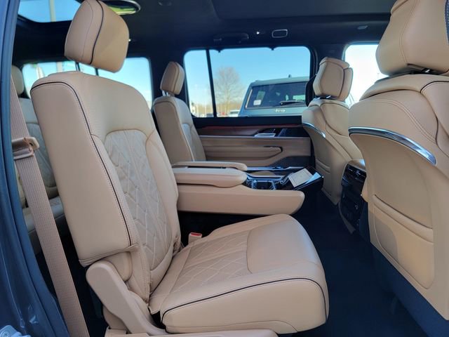 Certified 2025 Jeep Grand Wagoneer Series III w/ HD Trailer Tow Package image 24