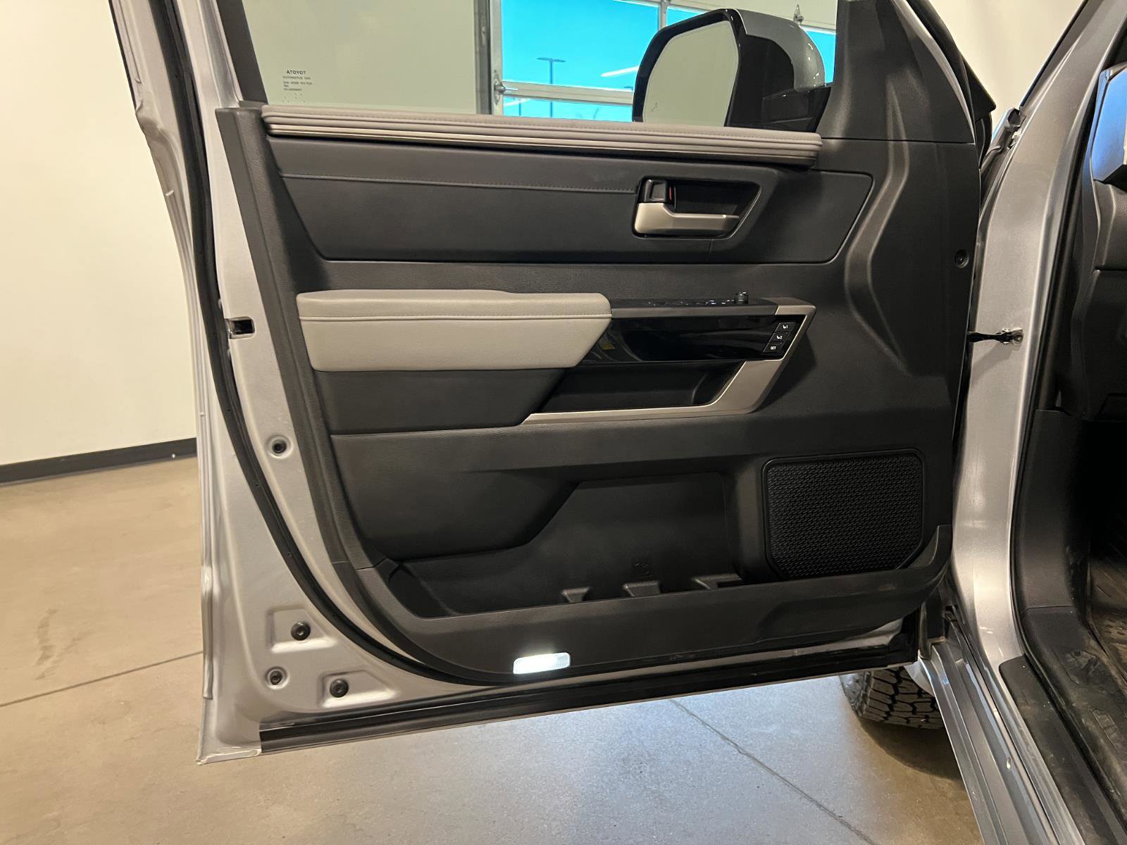 Used 2024 Toyota Tundra Limited AWD/4WD image 28