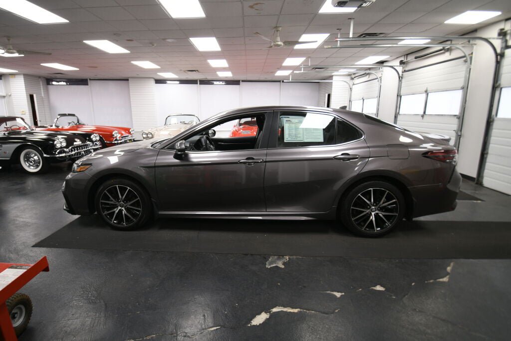 Used 2023 Toyota Camry SE FWD image 4