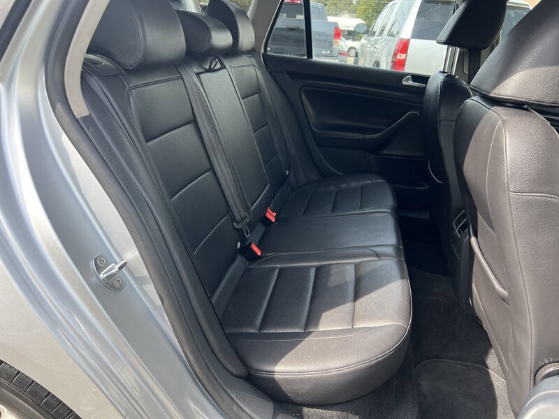 Used 2011 Volkswagen Jetta TDI FWD image 12