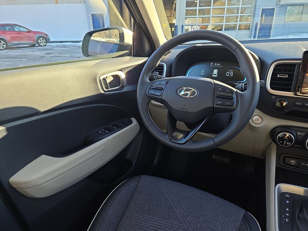 Certified 2025 Hyundai Venue Limited FWD image 15