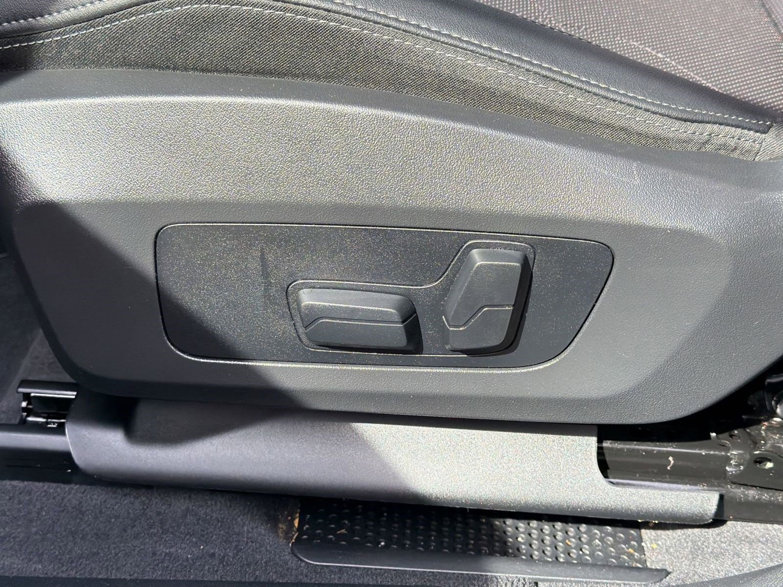 Certified 2025 BMW X2 xDrive28i image 14