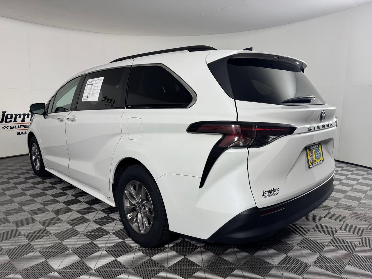 Used 2023 Toyota Sienna XLE FWD image 8
