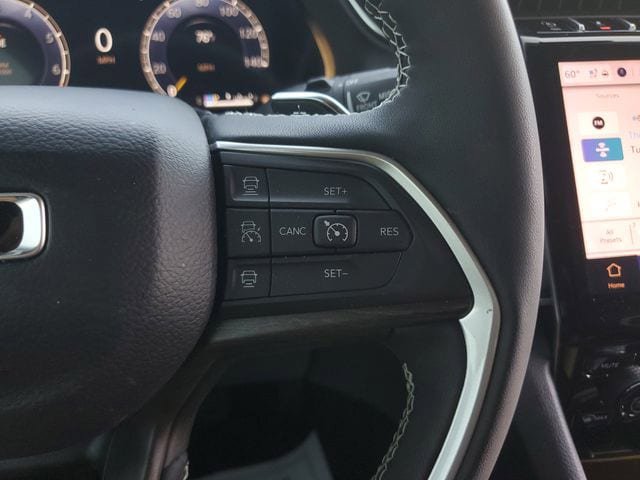 Certified 2025 Jeep Grand Cherokee Limited w/ Luxury Tech Group II RWD image 29