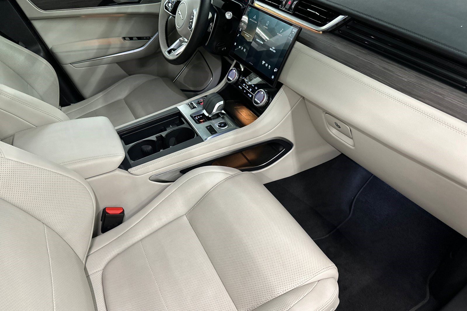 Used 2022 Jaguar F-PACE S image 32