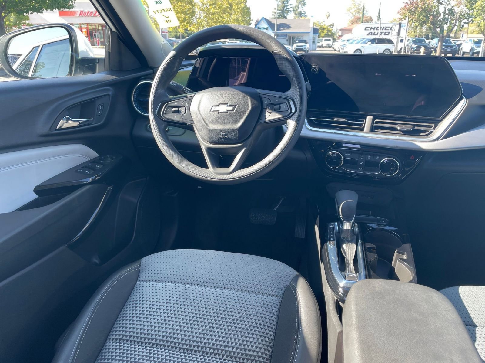 Used 2025 Chevrolet Trax LT image 32