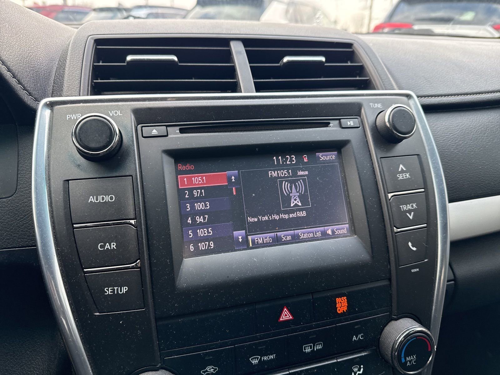 Used 2016 Toyota Camry SE image 19