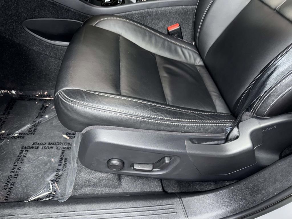 Used 2023 Volvo XC40 B4 Core w/ Convenience Package FWD image 3