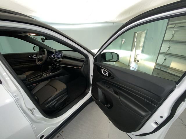 Used 2024 Jeep Compass Latitude w/ Altitude Special Edition image 23