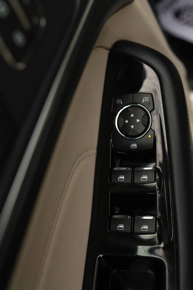 Used 2018 Ford Edge Titanium w/ Ford Safe & Smart Package image 12