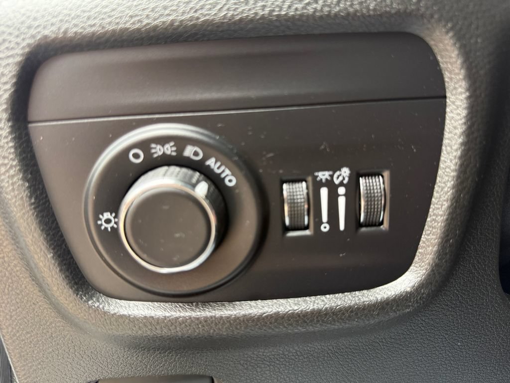 Used 2024 Jeep Grand Cherokee Laredo AWD/4WD image 19
