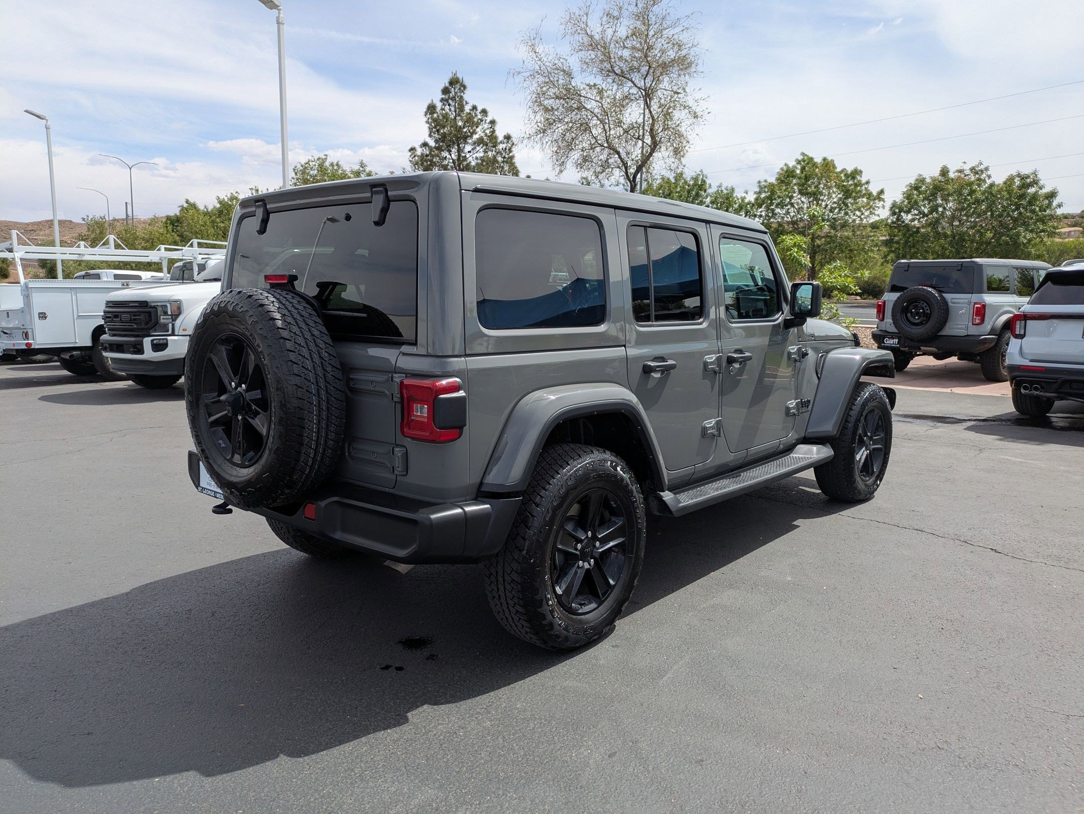 Used 2023 Jeep Wrangler Unlimited Sahara AWD/4WD image 3