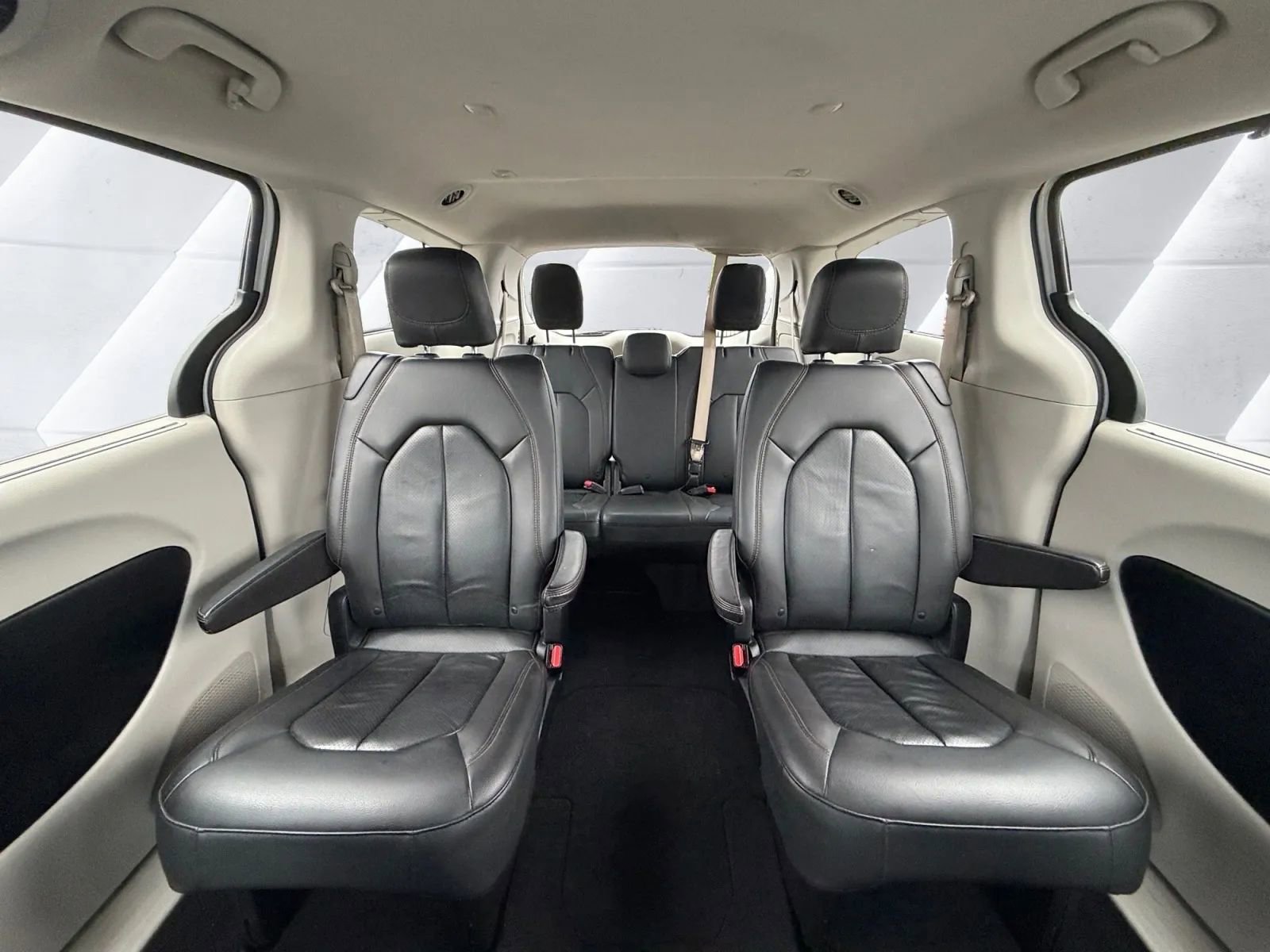 Used 2020 Chrysler Pacifica Touring-L image 13