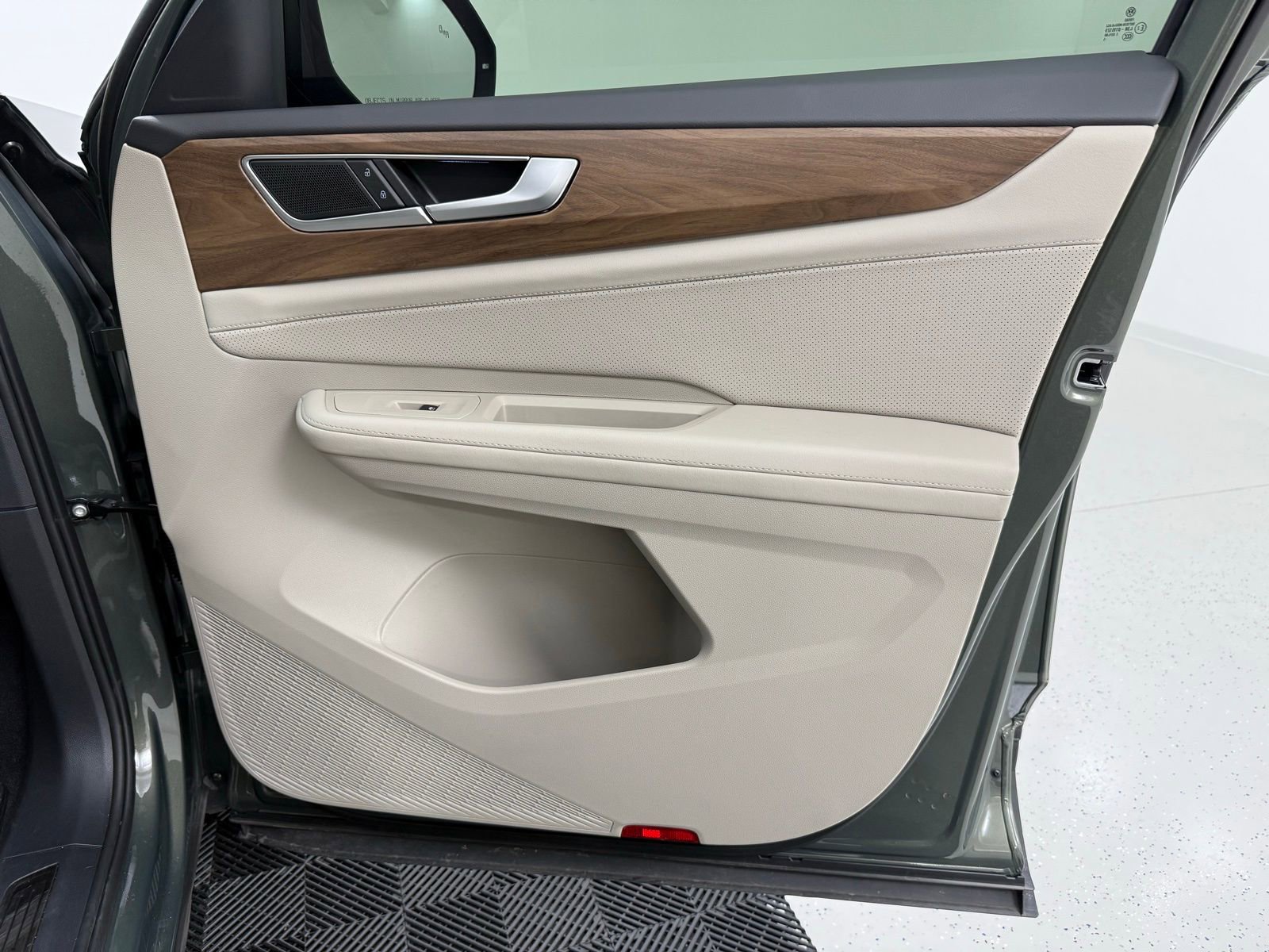 Used 2025 Volkswagen Atlas SE image 32