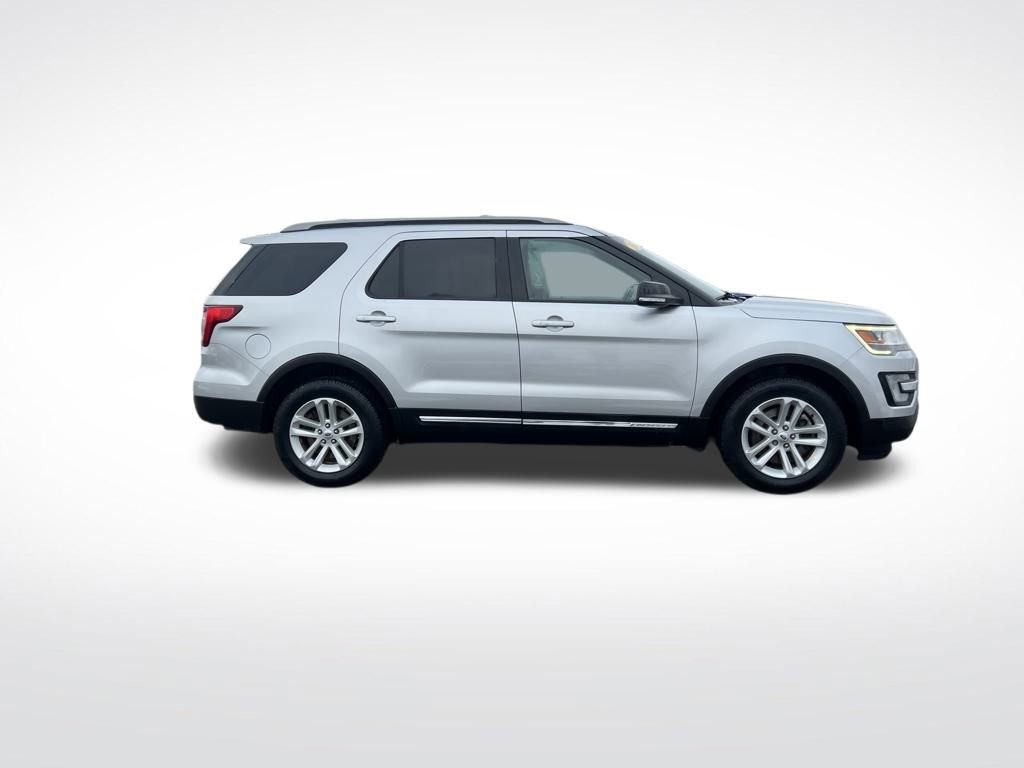 Used 2017 Ford Explorer XLT w/ Equipment Group 202A image 7