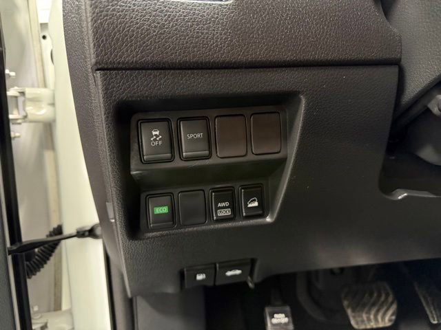 Used 2016 Nissan Rogue SV AWD/4WD image 16