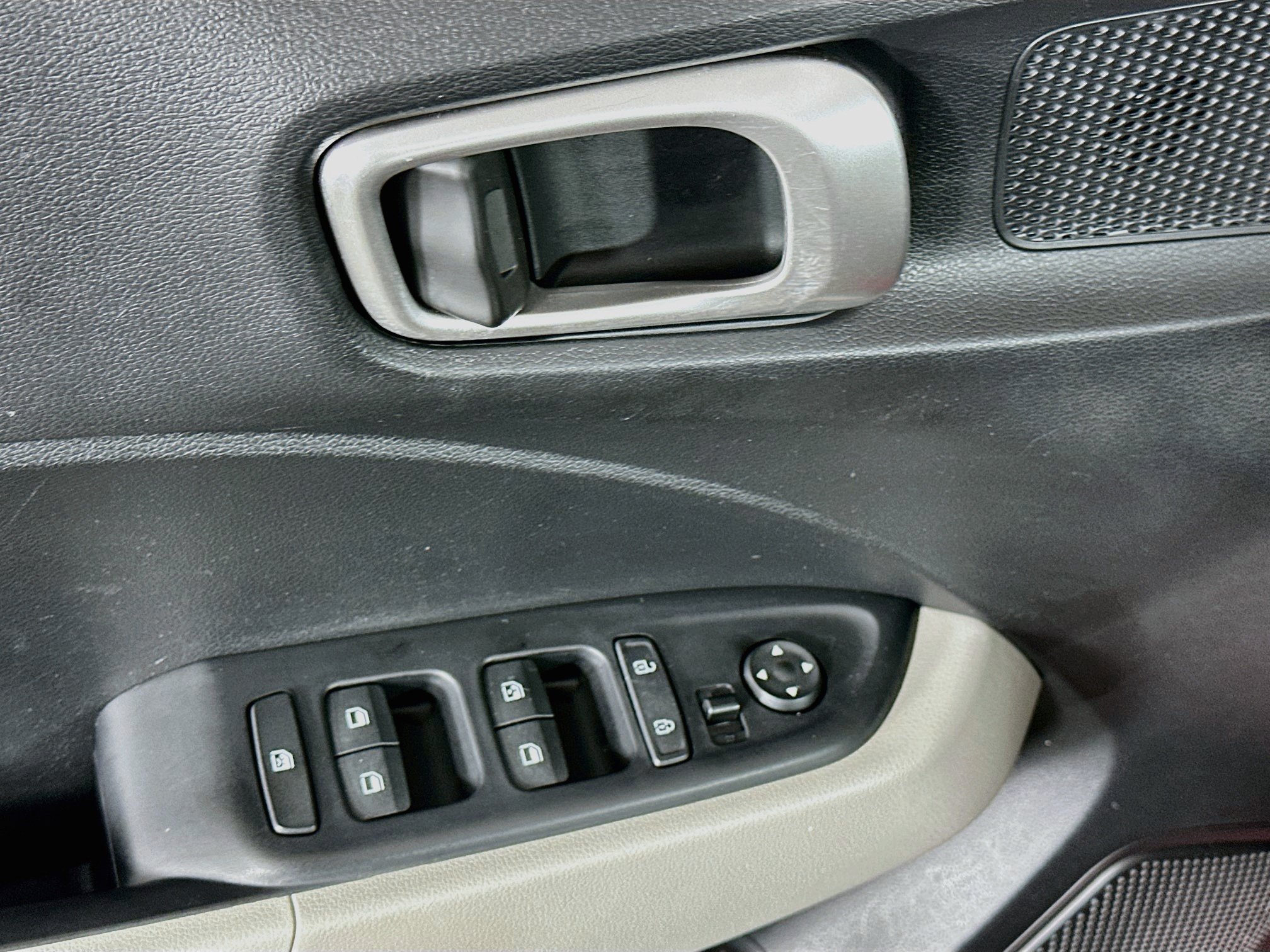 Used 2025 Hyundai Venue SEL FWD image 15