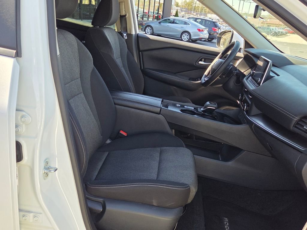 Used 2025 Nissan Rogue SV image 14