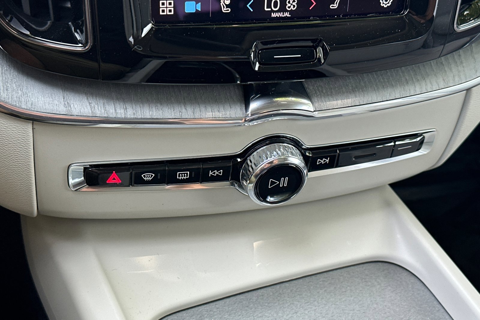 New 2025 Volvo XC60 B5 Plus w/ Climate Package image 17