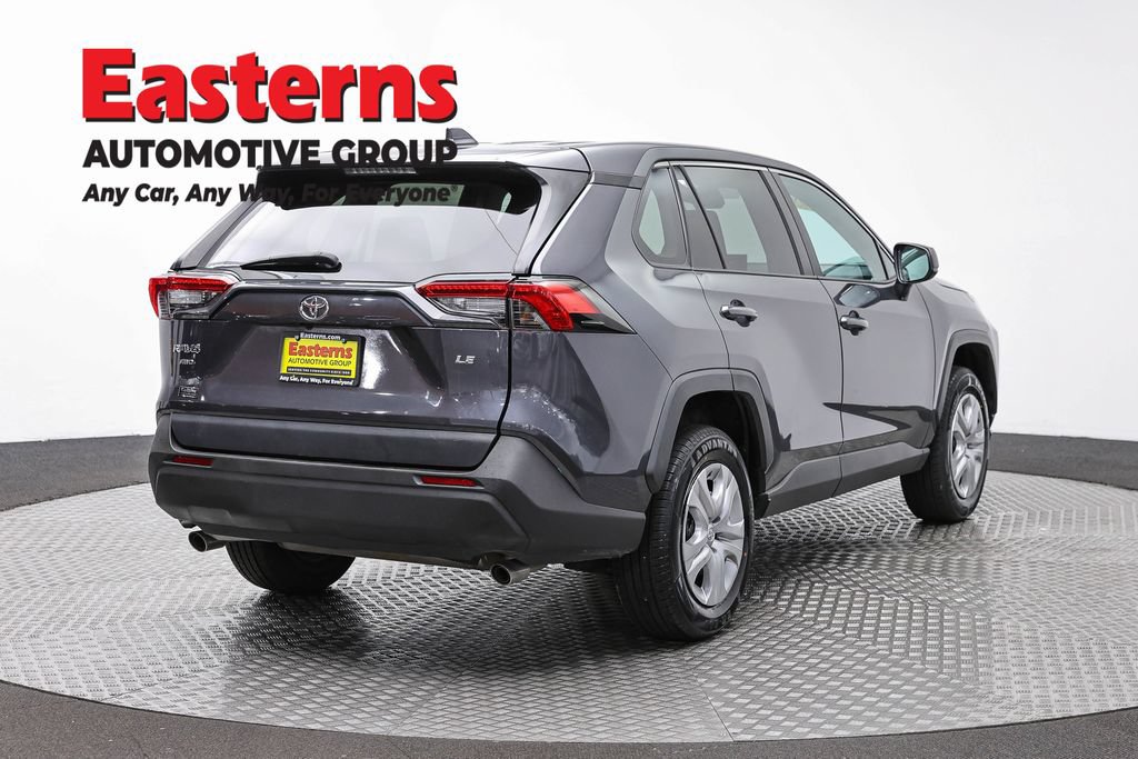 Used 2022 Toyota RAV4 LE AWD/4WD image 4
