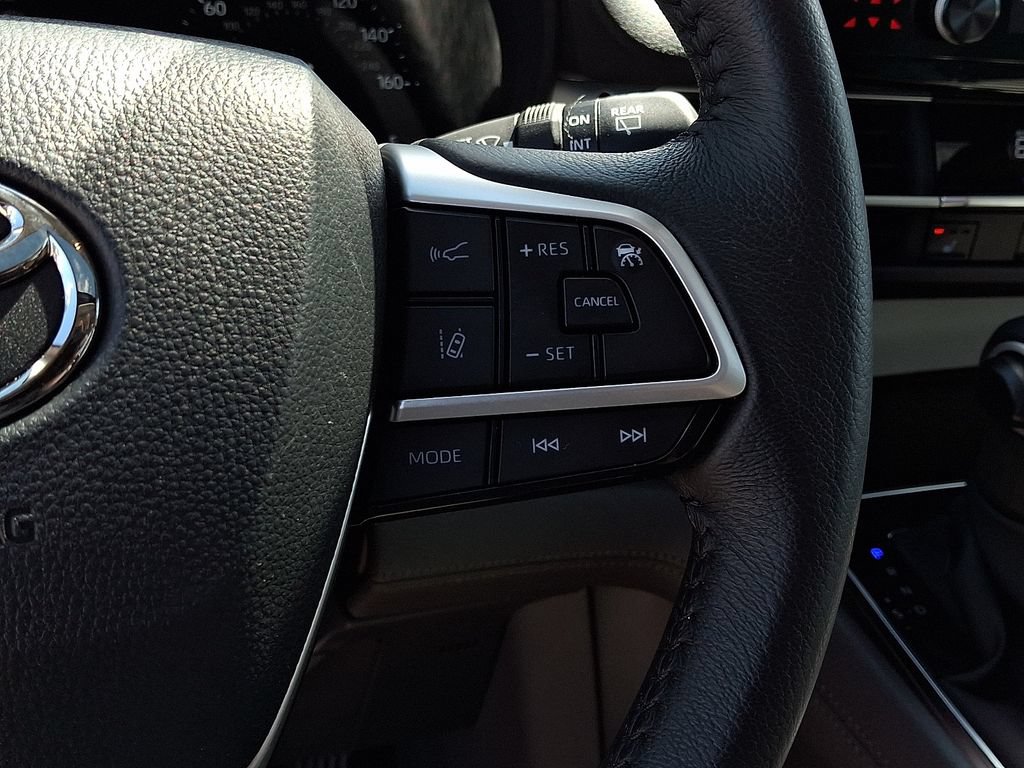Used 2023 Toyota Sienna XLE FWD image 23