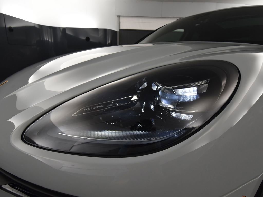 Used 2025 Porsche Macan image 11