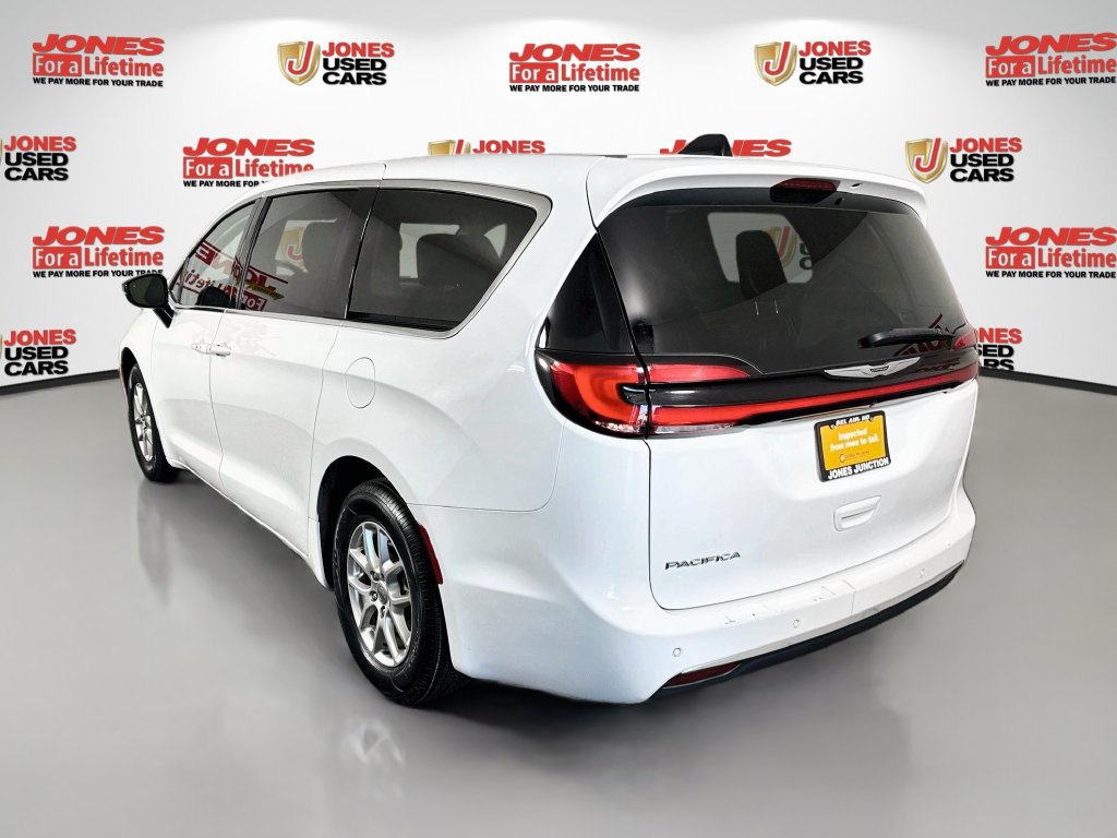 Used 2024 Chrysler Pacifica Touring-L FWD image 2