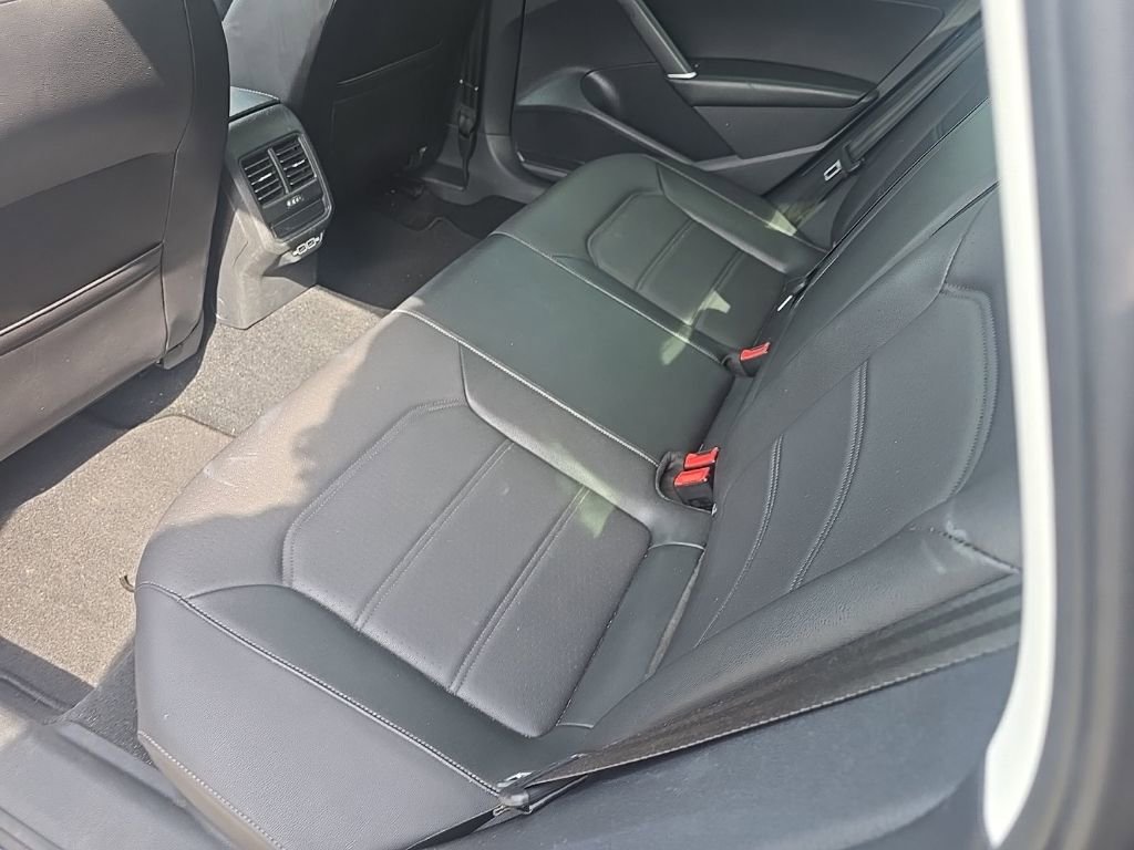 Used 2022 Volkswagen Passat 2.0T SE image 11