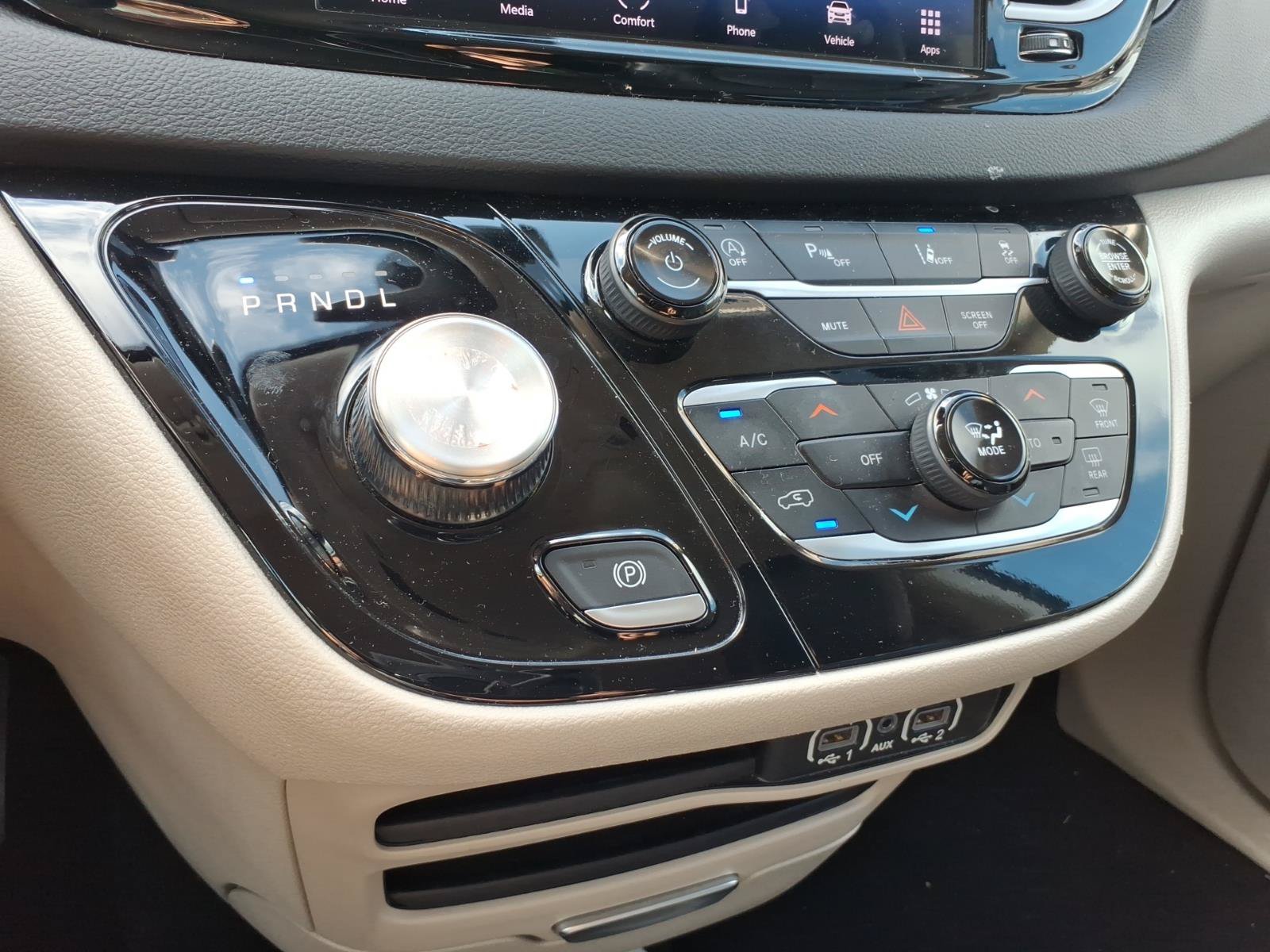 Used 2023 Chrysler Pacifica Touring-L FWD image 18