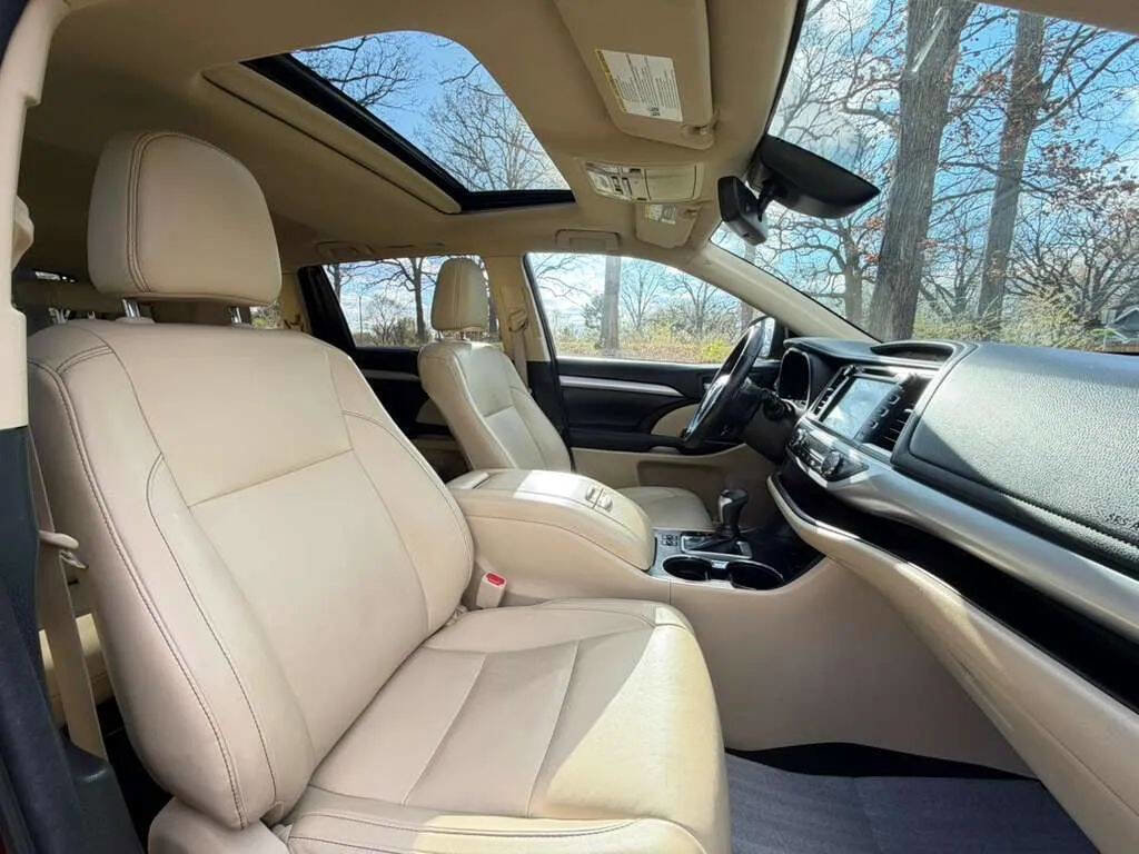 Used 2018 Toyota Highlander XLE image 11