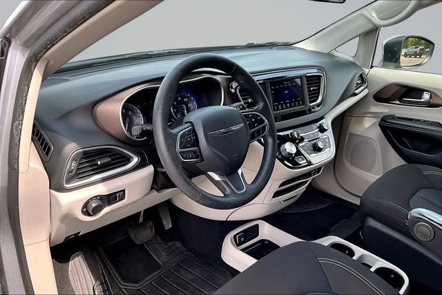 Used 2020 Chrysler Voyager L FWD image 15