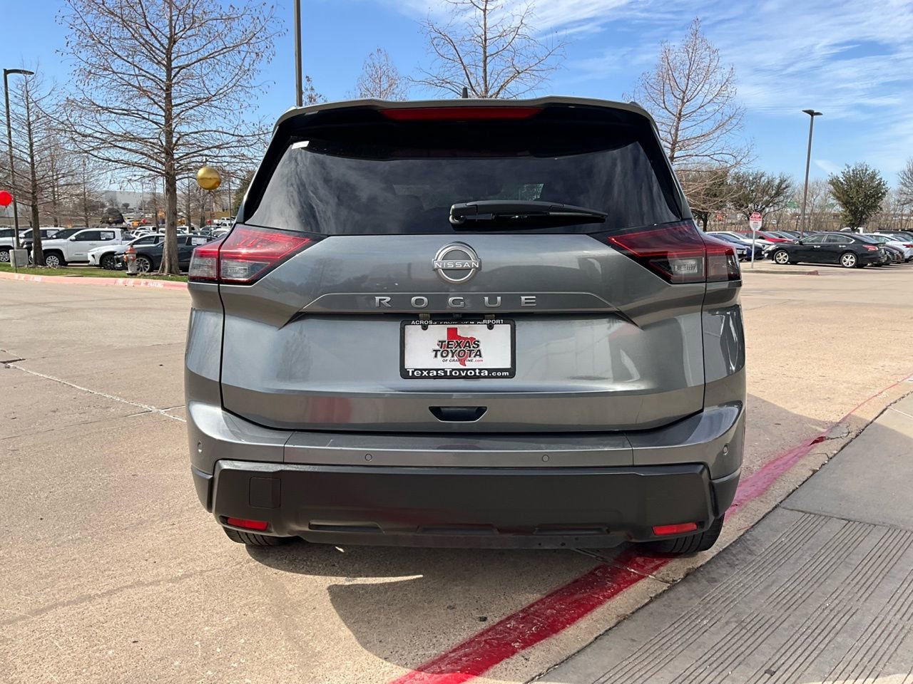 Used 2025 Nissan Rogue SV image 7