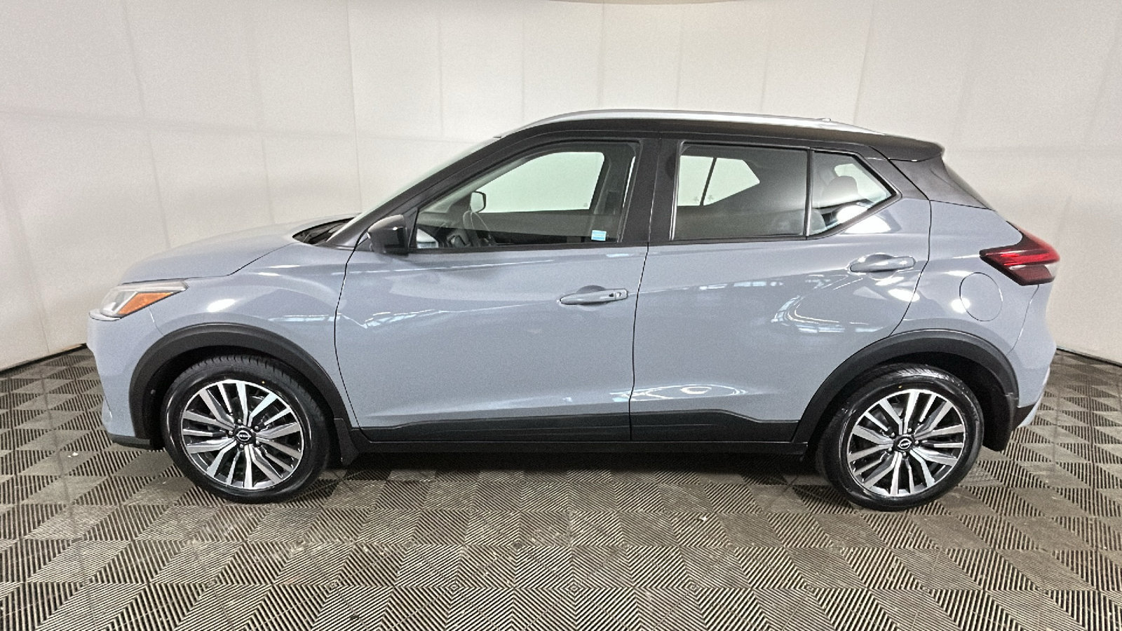 Used 2023 Nissan Kicks SV FWD image 7