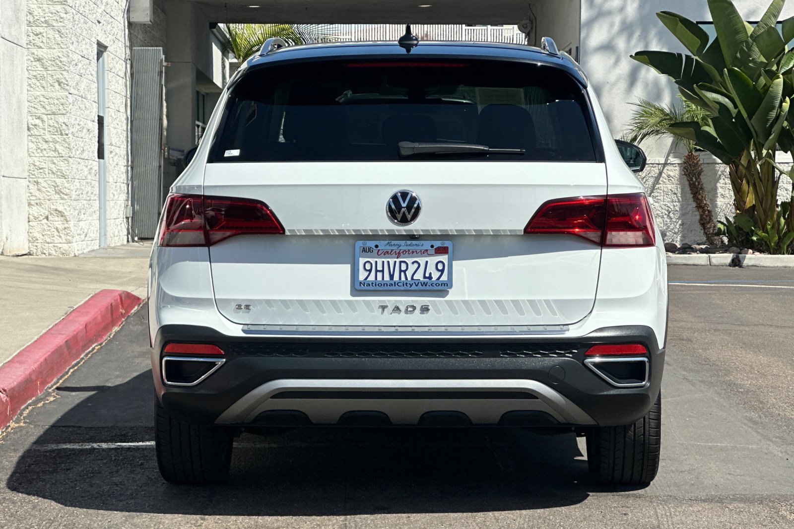 Used 2023 Volkswagen Taos SE w/ Panoramic Sunroof Package FWD image 5