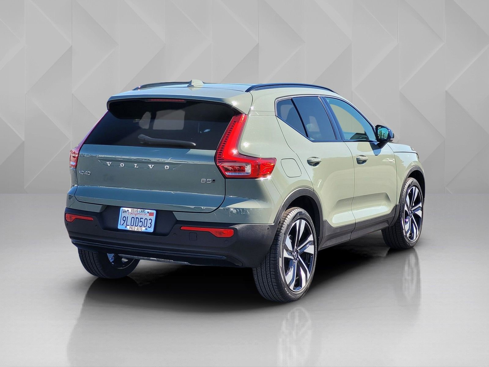 Certified 2024 Volvo XC40 B5 Ultimate w/ Climate Package image 6